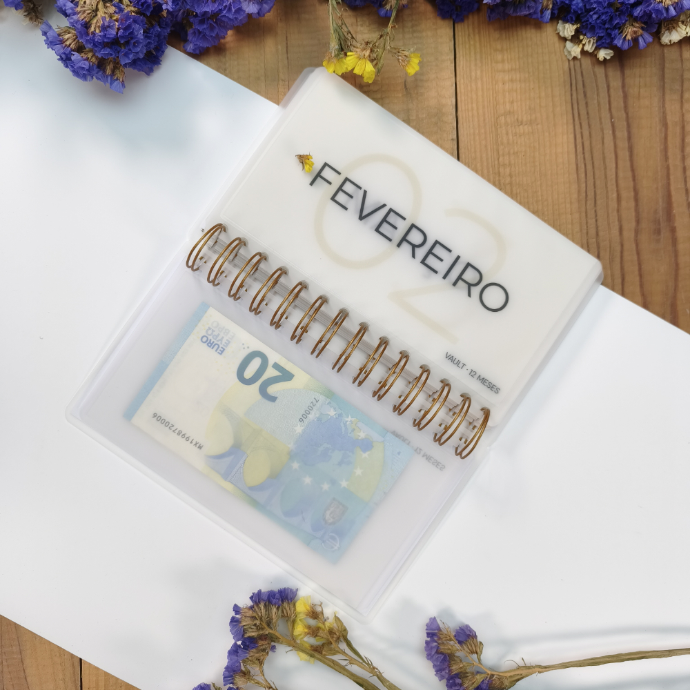 VAULT 12 Meses aberto com envelopes mensais para poupança anual em cash stuffing