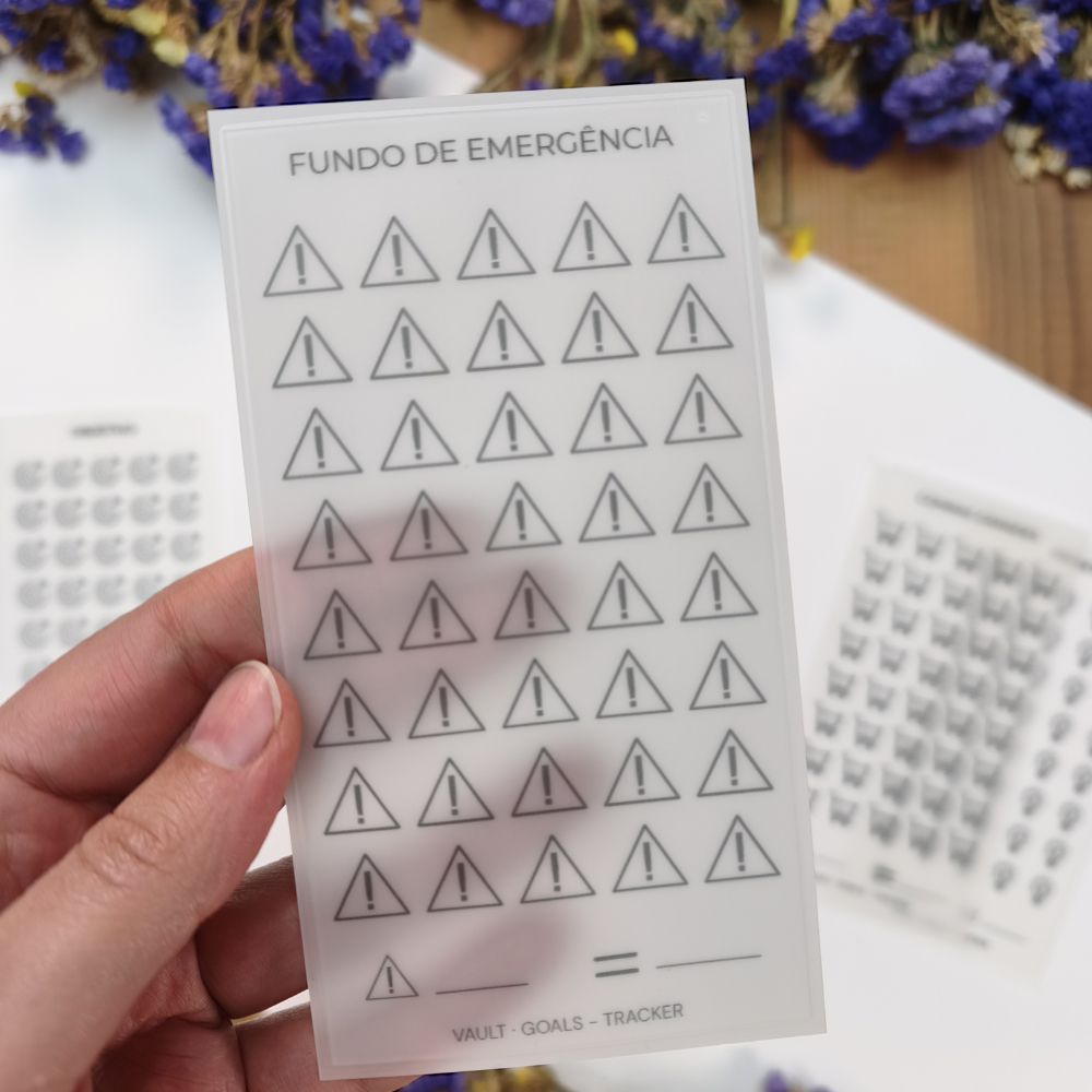 Detalhe de tracker de poupança com símbolo minimalista