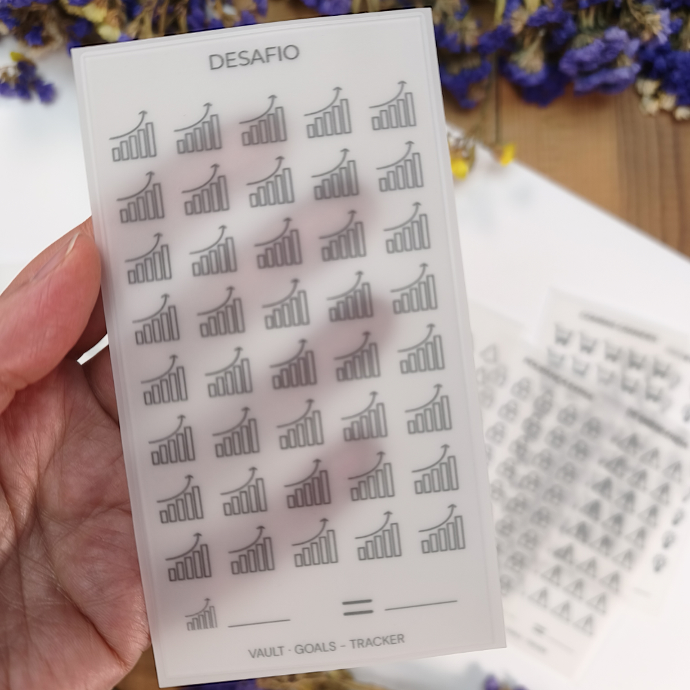 Detalhe de tracker de poupança com símbolo minimalista